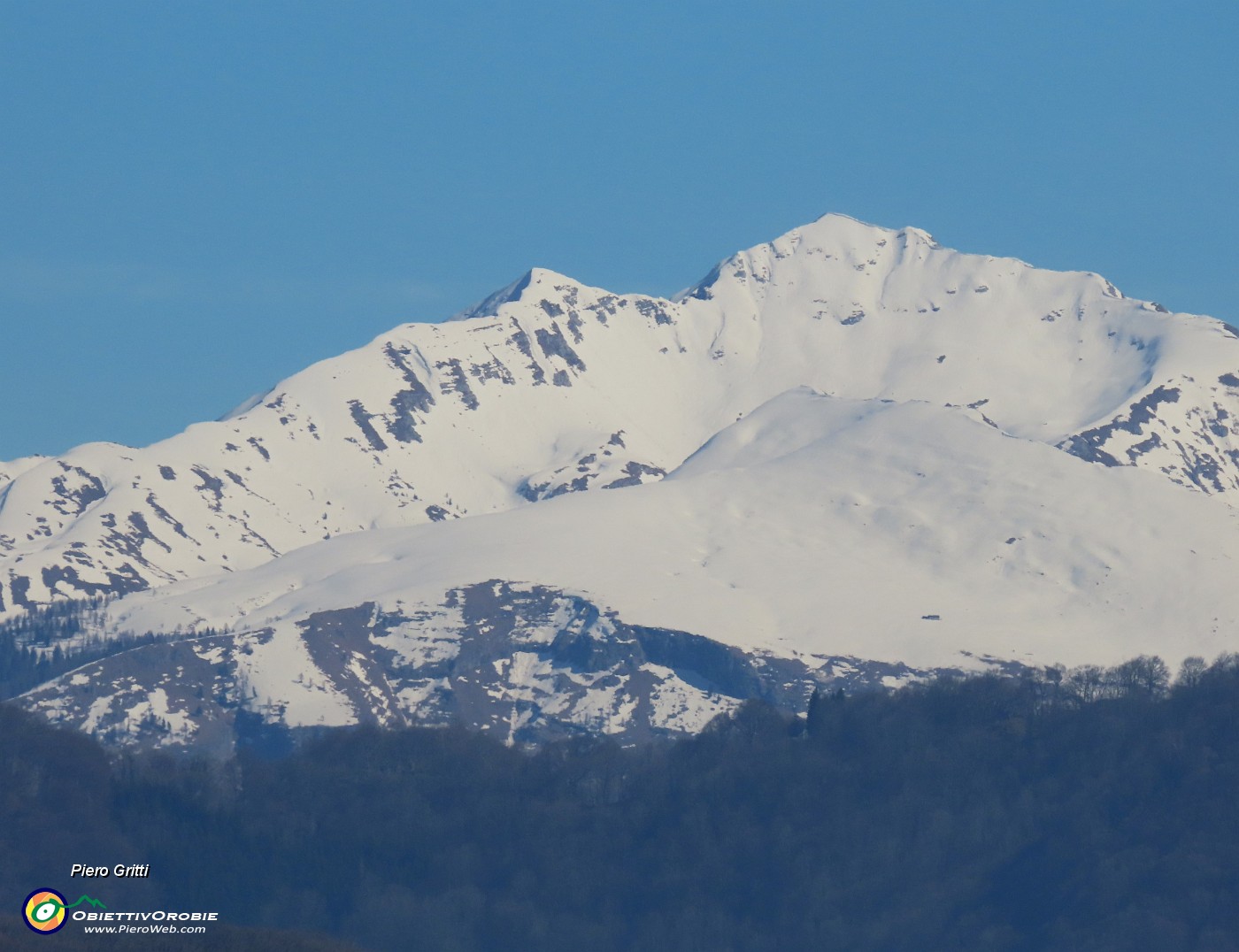 50 Zoom sulla Cima Menna ben innevata.JPG